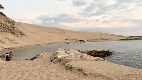 Des déchets en ferraille retrouvés à l’extrémité sud de la dune du Pilat