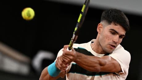 A qué hora se juega el Alcaraz - Dzumhur hoy: horario y dónde ver por TV y online el partido de Roland Garros
