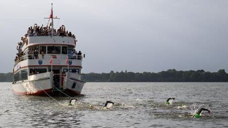 Rekordversuch: Auf Rekordkurs: Schwimmer ziehen 100-Tonnen-Schiff durch See
