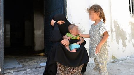 Evine molotofkokteyli atılan anne: Ateşin içine girip, bebeğimi çıkardım