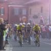 Peloton houdt het tempo strak in achtervolging van kwartet koplopers, massasprint lijkt meest realistische scenario te gaan worden