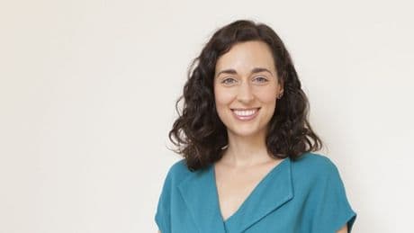 Júlia Farré, nutricionista: "Las sardinas en lata tienen el doble de calcio que la leche; las tienes que consumir con espinas"