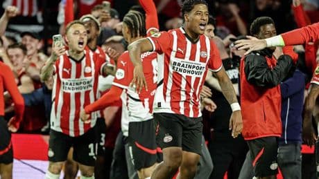 Déze scheidsrechters leiden zondag duels van Ajax en PSV in zinderende titelstrijd