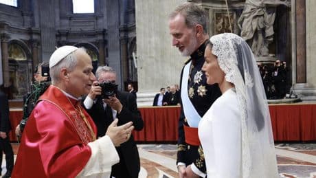La anécdota no vista de Letizia en el Vaticano y otros detalles ocultos de su look: ¿velo o mantilla?, ¿hubo errores?