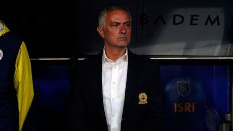 Galatasaray tribünlerinde Jose Mourinho pankartı! "Dünyanın en pahalı influencerı"
