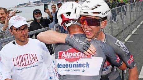 Kaden Groves wint massaspurt na chaotische dag in Giro