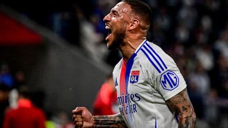 Man Utd open surprise transfer talks to sign France midfielder