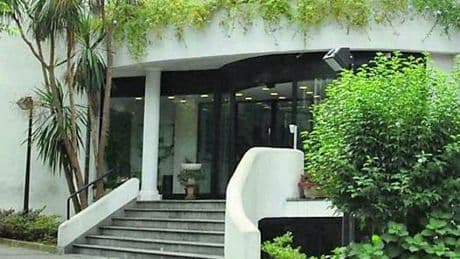 Sospetta infezione dopo l’intervento nella clinica privata a Rapallo: muore a 69 anni