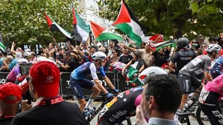L’équipe Israel-Premier Tech efface la mention « Israel » de ses maillots sur le Tour d’Espagne