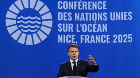 Emmanuel Macron juge que «remettre en cause» la priorité donnée au climat est une «énorme erreur»