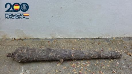 Encuentran un cañón naval y un proyectil real sin detonar en una casa de Palma