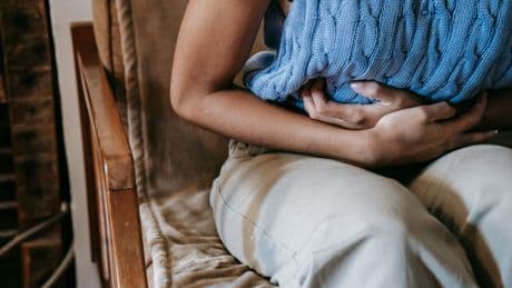 Una bacteria en la infancia podría ser la clave tras el aumento del cáncer colorrectal en adultos jóvenes