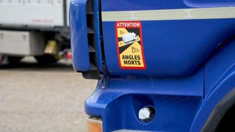 Mann läuft im toten Winkel vor Lastwagen und stirbt – Fahrer freigesprochen