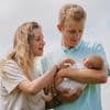 “Op m’n linkerarm lag mijn pasgeboren zoon, rechts zijn overleden broertje”: wielrenner Robbe Ghys en Amber, ouders van tweeling Sky en Zion