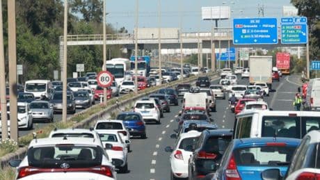 Siete millones de viajes previstos y el diésel y la gasolina casi un 1% más baratos: arranca la 'operación puente de agosto'