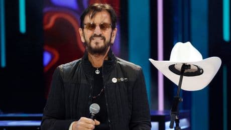 « Nous n’aurions jamais fait ça » : Ringo Starr apporte des corrections aux biopics sur les Beatles