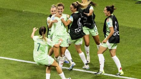 Gemiste penalty Ada Hegerberg komt Noorwegen duur te staan: Italië in blessuretijd naar halve finale EK vrouwen