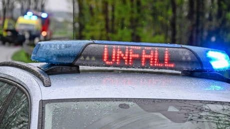Drie zwaargewonden nadat auto op tramhalte in München botst, politie vermoedt ongeluk