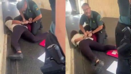 Los chicos expulsados del avión en Valencia denuncian &quot;brutalidad injustificada&quot; y la compañía alega &quot;comportamiento conflictivo&quot;