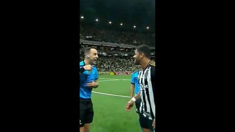 Brasilien-Star Hulk schockiert - Schiedsrichter versteht hier keinen Spaß