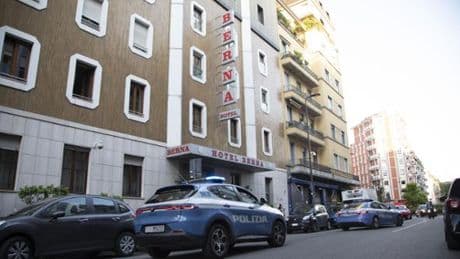 Giallo in hotel: uomo accoltellato e donna scomparsa. Scatta la caccia al killer evaso dal carcere