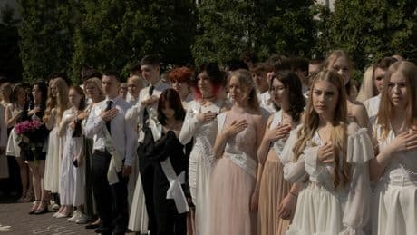 Pour les élèves ukrainiens, la fin de l’école se fait entre crainte et fierté