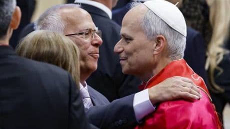 L'abbraccio al fratello e le lacrime non celate Il lato umano del Papa