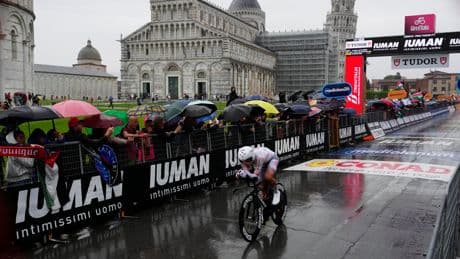 El Giro de Italia se inclina ante Juan Ayuso en Pisa
