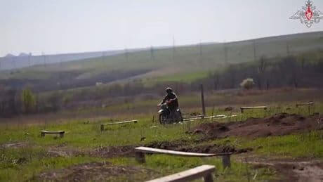 Russia, la nuova tattica in Ucraina: motociclisti suicidi per creare il caos al fronte. «Nessuno torna mai indietro»