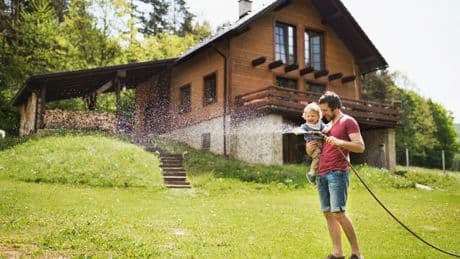 50 Gramm pro Quadratmeter: Welches Hausmittel Sie auf den Rasen geben sollten