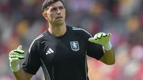 Emi Martinez transfer suspicion raised after Man Utd's 'desperate' decision