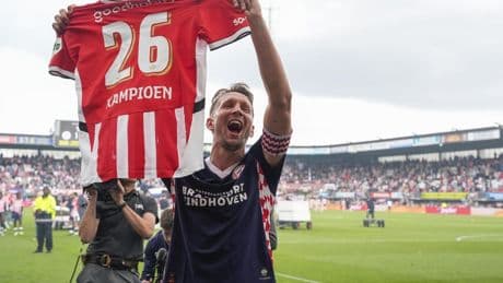 PSV-captain Luuk de Jong viert zesde titel: ‘Nóg krankzinniger dan toen’