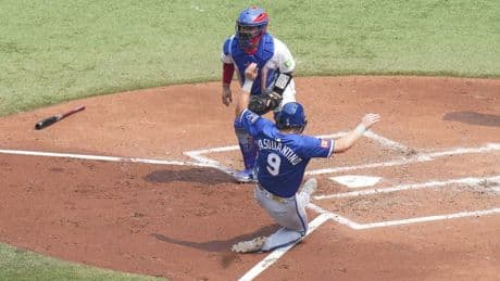 Royals catch fire late to defeat Blue Jays 7-4