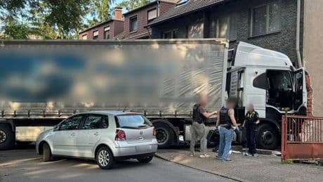 Ursache unklar: Sattelschlepper rammt Wohnhaus in Oberhausen – zwei Tote