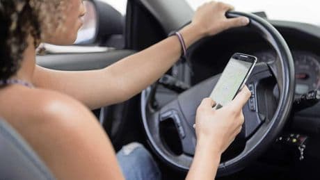 Boetes in Europa verrassen vakantieganger: ’Dat uurtje eerder op je bestemming is risico op inleveren van rijbewijs niet waard’