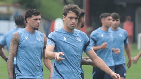 El 'overbooking' en el centro del campo de la Real Sociedad invita a nuevos movimientos