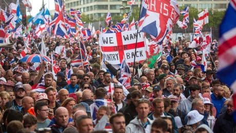 La extrema derecha británica reúne a más de 100.000 personas en una manifestación contra la inmigración en Londres