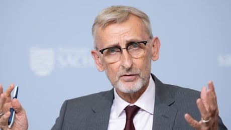 Sachsens Innenminister warnt vor Linksextremismus – und kritisiert Linkspartei