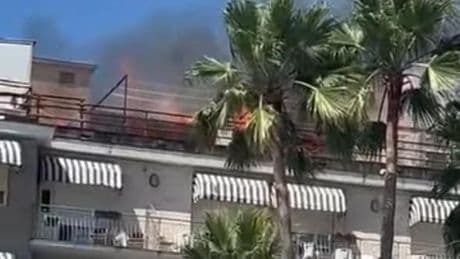 Alassio, incendio sul tetto degli hotel Bel Sit e Al Mare