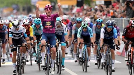 Giro d'Italia, Pedersen vince terza tappa e sorpassa&nbsp;Roglic: &egrave; di nuovo maglia rosa