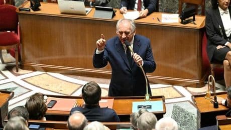 Cae el Gobierno de Francia y sume de nuevo al país en el caos