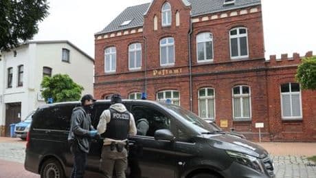 »Letzte Verteidigungswelle«: LKA beschlagnahmt in Mecklenburg-Vorpommern Waffen mutmaßlich rechtsextremer Jugendgruppe