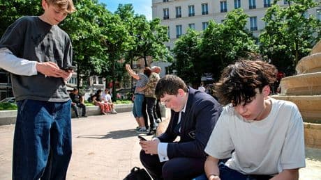Addiction aux téléphones : comment aider nos enfants à se désintoxiquer