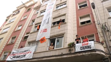 Vecinos de seis bloques de Barcelona denuncian que un fondo les quiere expulsar para hacer &#039;colivings&#039;