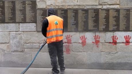 "Orchestré par les services de renseignement russes": quatre Bulgares jugés à l'automne pour des tags sur le Mémorial de la Shoah