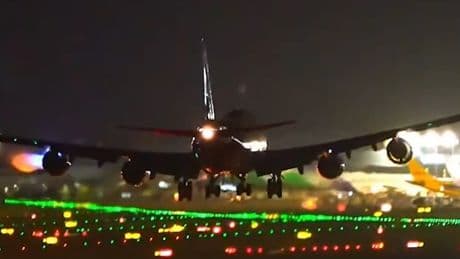 Horror im Tropensturm - Flieger kratzt über Landebahn