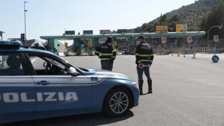 Migranti in cammino sull’autostrada A10, interviene la polizia Stradale