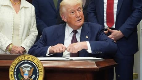 Trump sube el arancel a Canadá hasta el 35% e impone gravámenes superiores al 10% a 70 países