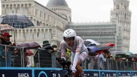 Ayuso aprieta a Del Toro en la contrarreloj del Giro