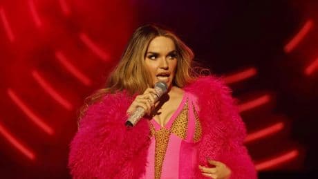 Melody vuelve a los escenarios tras Eurovisión: una diva con &#039;total look&#039; rosa neón en el estreno de su gira